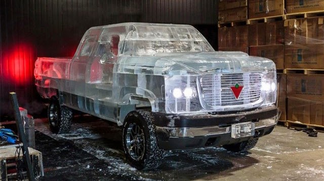 Camión manejable hecho de hielo