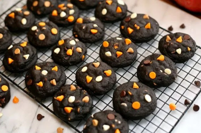 Dark Chocolate Halloween Chip Cookies #cookies #desserts