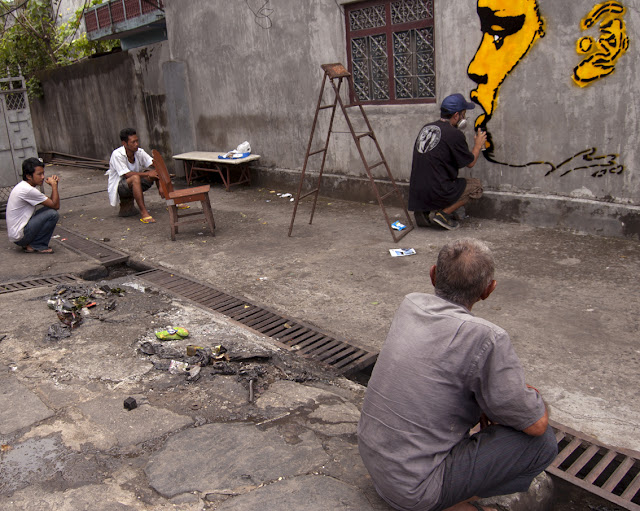 street artist stinkfish working in nepal