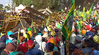 By giving flags and slogans, thousands of farmers took a firm stand as part of the 'Dilehi Cholo' march against the new farm law