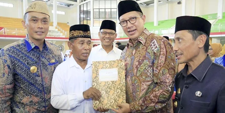 Menag Lukman berikan surat pengukuhan kepada perwakilan guru agama non PNS di Kab. Gorontalo.