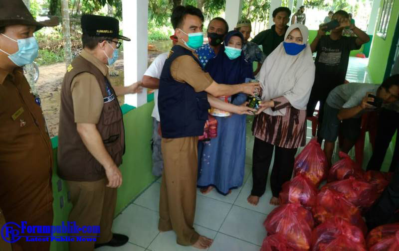 Walikota Dumai Bersama Kadissos Serahkan Bantuan pada Korban Banjir