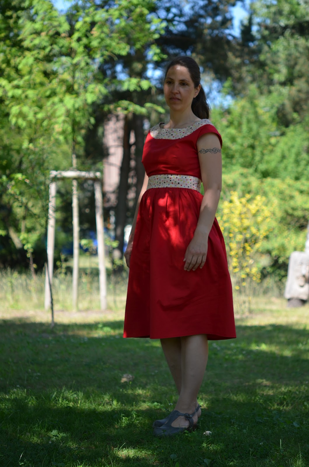Rotes Konfetti-Kleid