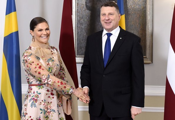 President of Latvia, Raimonds Vējonis and Ms. Iveta Vējone welcomed Crown Princess Victoria and Prince Daniel with a state ceremony held at Riga Palace