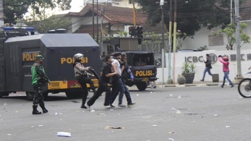 Demonstran Bawa Molotov Saat Aksi Tolak PPKM di Bandung