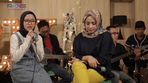 Nissa Sabyan - Atouna El Toufoule (feat. Nagita Slavina) Lirik Lagu Atouna El Toufoule www.serangtekno.com Nissa Sabyan - Atouna El Toufoule (feat. Nagita Slavina) Lirik Lagu Atouna El Toufoule