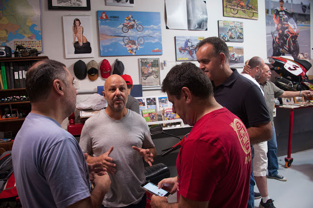 Luiz "Careca" Mingione, Fabiano Godoy, Marcelo Resende e Aldo Tizzani Luiz "Careca" Mingione contando pro Fabiano Godoy, Marcelo Resende e Aldo Tizzani como venceu as dunas dos desertos  africanos durante o Paris Dakar de 2001/2002 - enquanto Diego ao fundo, ouvia atentamente as histórias de Roberto Agresti