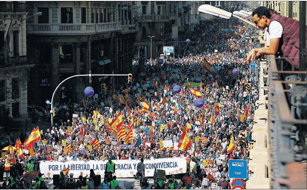 Miles de personas se manifiestan con banderas de España en Barcelona Miles de personas se manifiestan con banderas de España en Barcelona