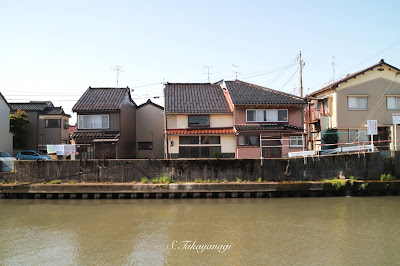 富山県魚津の町の住宅の様子