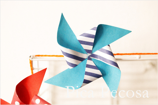 guirnalda-hecha-con-molinillos-de-papel-diy