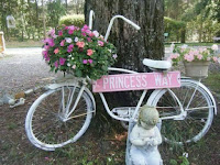 Decorar el jardín con bicicletas viejas, plantas y flores