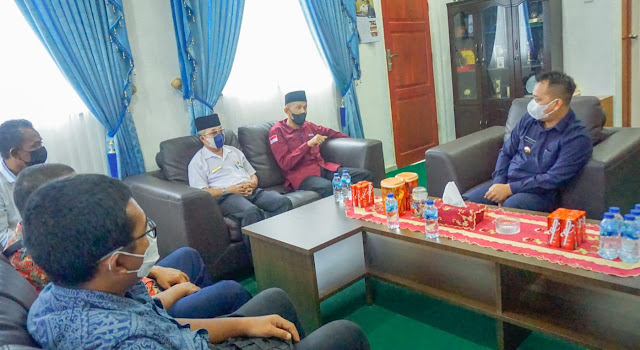 Temui Bupati, Arkeolog Sumut Akan Menyerahkan Perahu Cagar Budaya ke Pemkab Lingga Temui Bupati, Arkeolog Sumut Akan Menyerahkan Perahu Cagar Budaya ke Pemkab Lingga