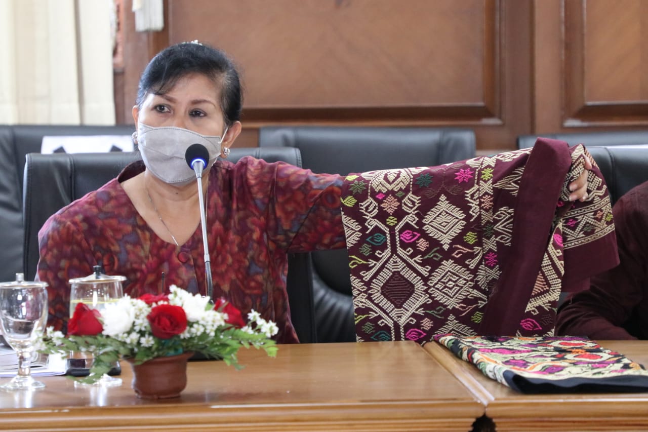 Kain Endek Sebagai Bahan Busana Rumah Mode di Paris
