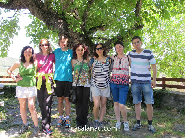 Jóvenes de Cantabria bajo la morera de Casa Lanau.