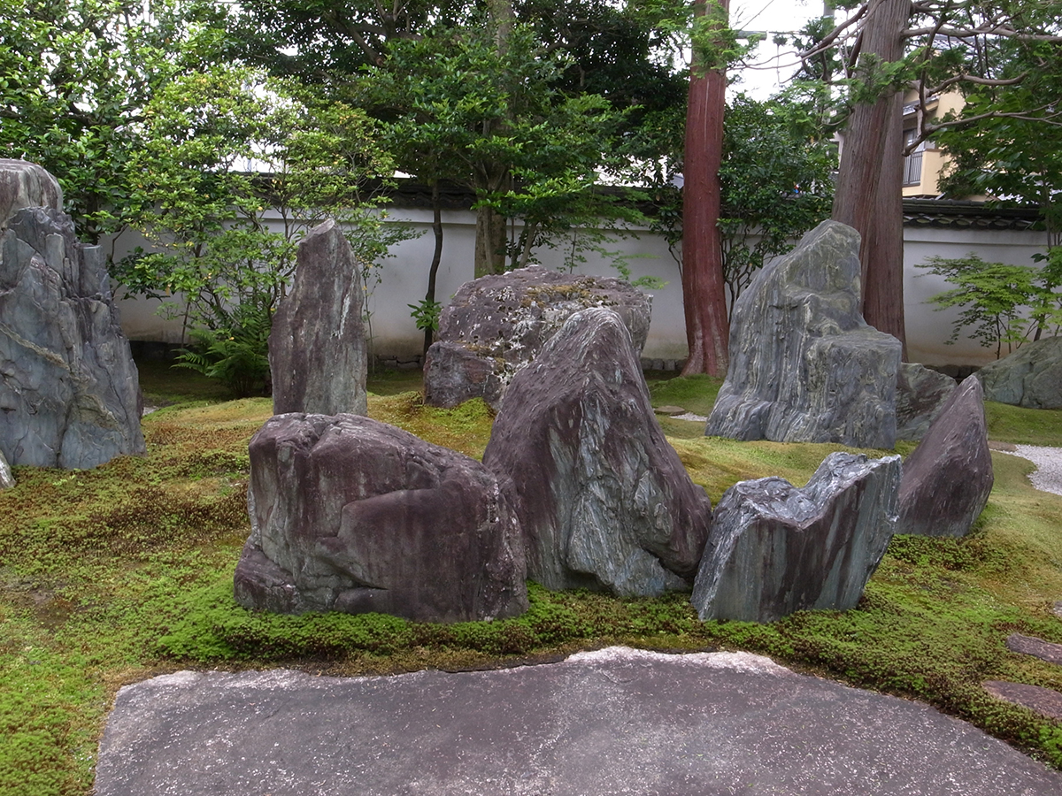 阿波の青石 庭園資材 日本庭園 飛び石 坪庭 造園 希少材 30kg 阿波の青石 庭石 坪庭 日本庭園 造園 japanese garden 永遠の
