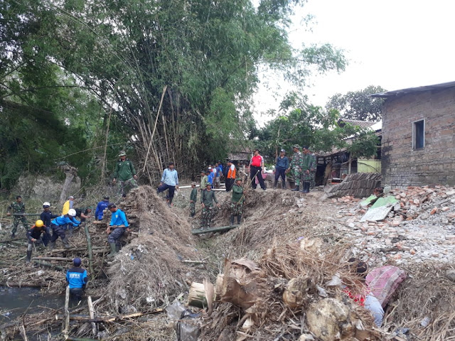 Rumpun Bambu Tumbang, TNI Bersama Relawan Evakuasi