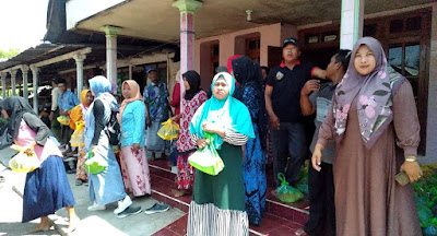 TKW Asal Situbondo, Via Asia & Lina Latifah Bagikan Ratusan Paket Sembako 
