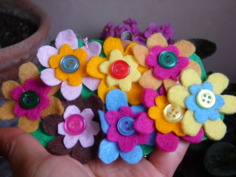 Collar con flores de fieltro
