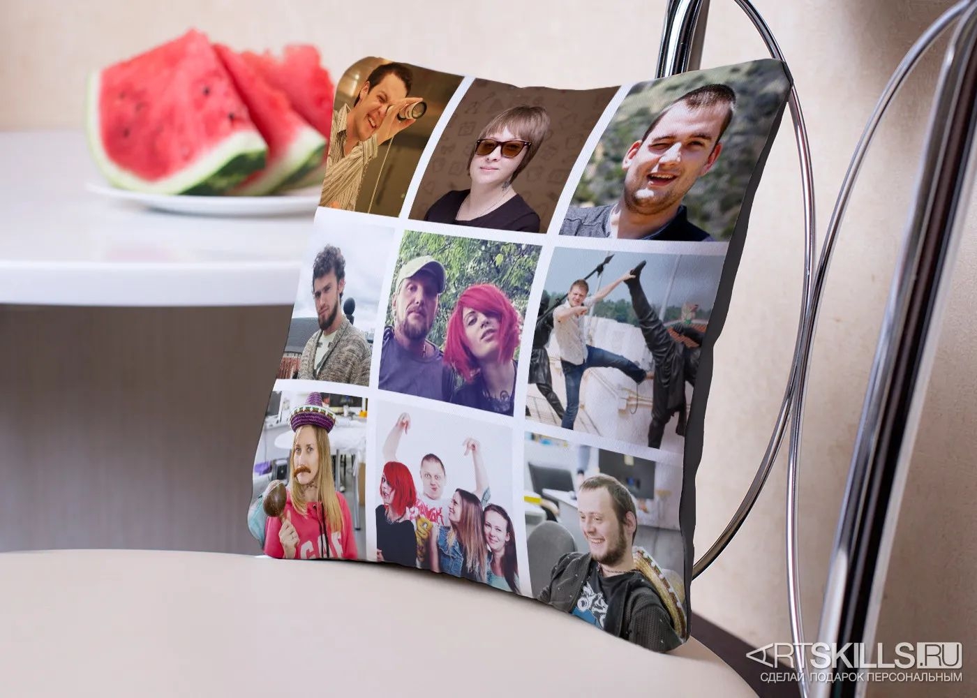 подарок мужу на юбилей 45. девушка дарит подарок. жетон с гравировкой. подарок старшему брату. подарок на память.