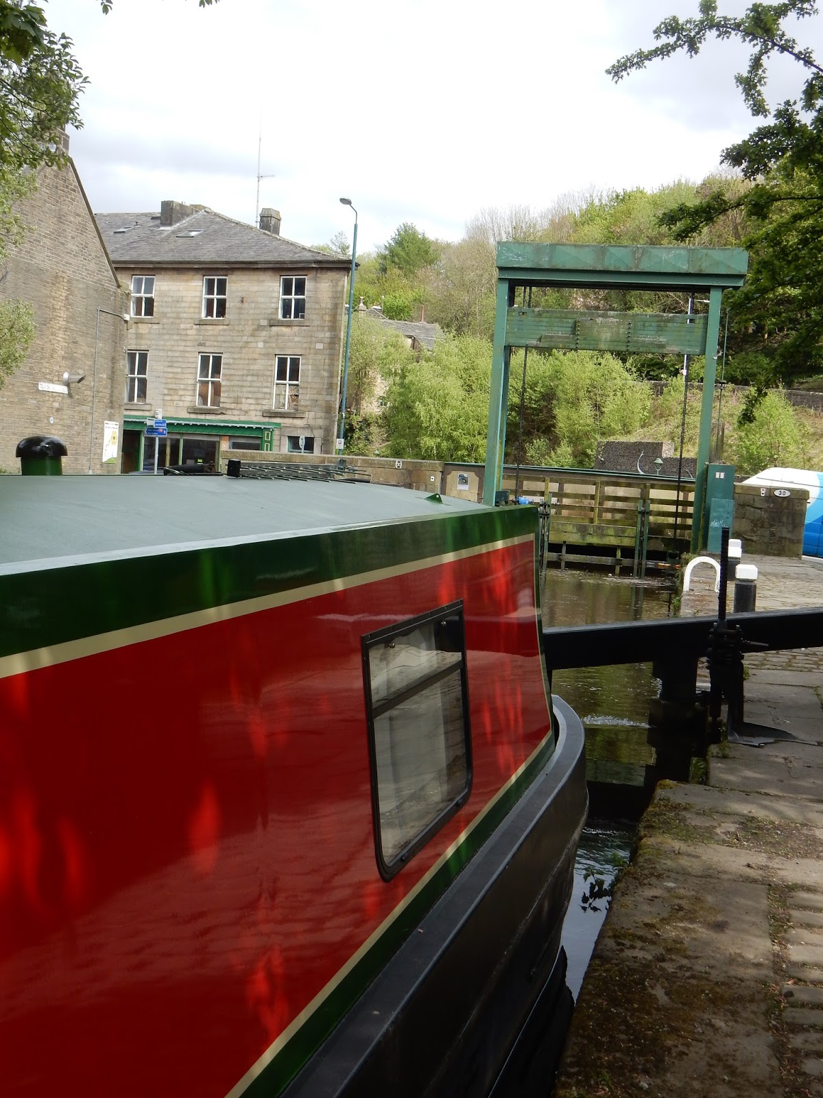 NB Holderness May 2017 by bridge and Lock, part 1.