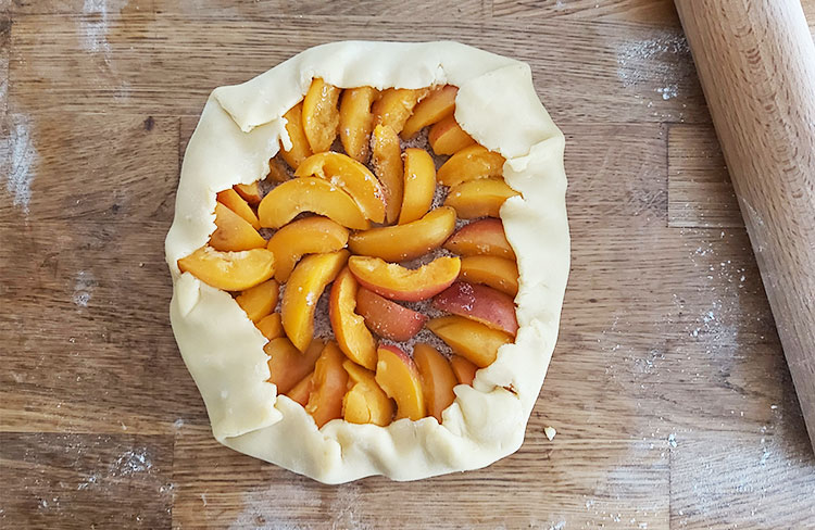 Pâte à tarte recouverte de tranches d'abricots