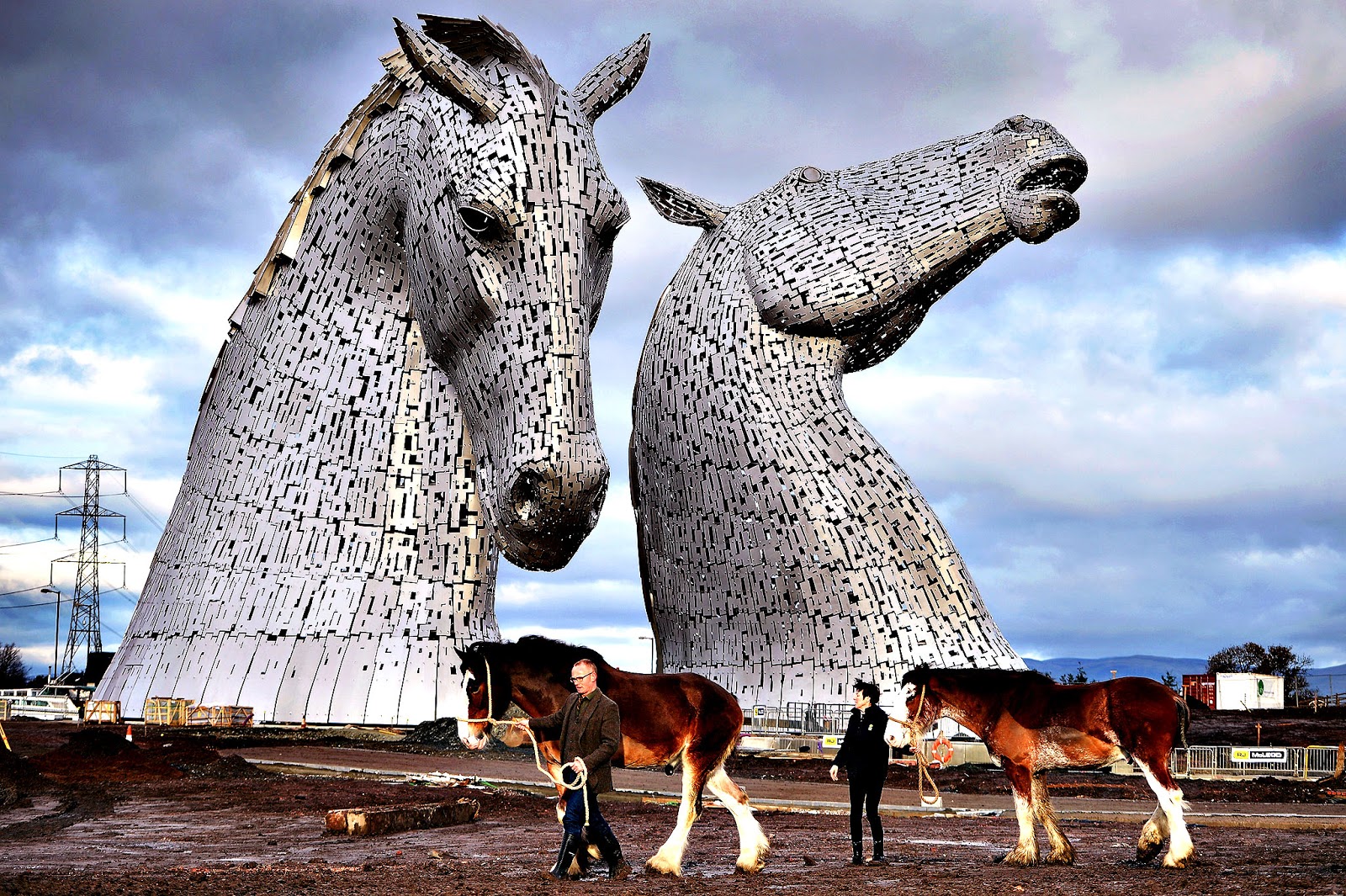 Гигантские лошади келпи, Шотландия. Скульптура гигантские лошади келпи, Шотландия. Гигантские скульптуры лошадей Шотландия. Скульптуры келпи голов лошадей. Огромные тин