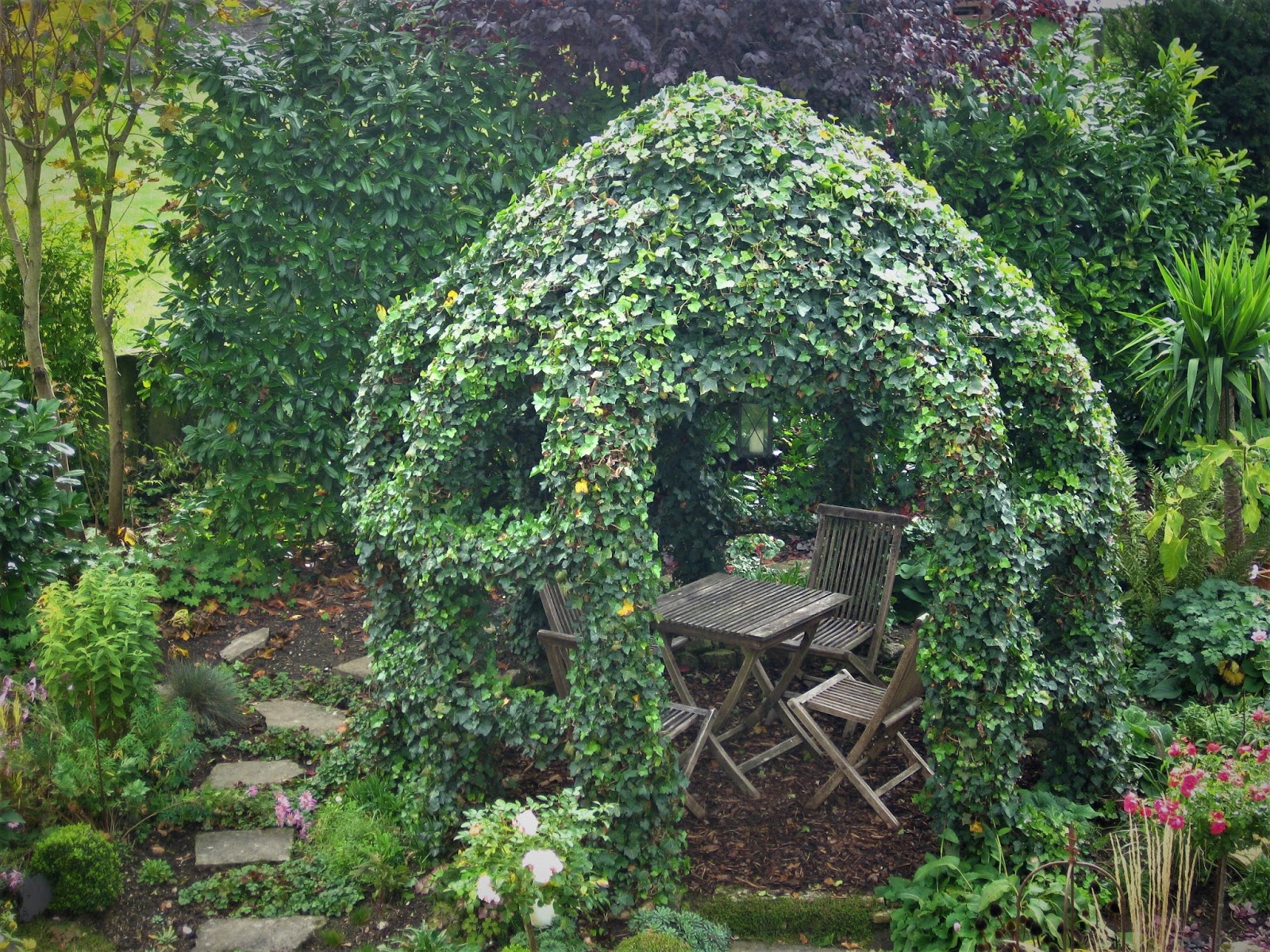 Unser Gartenpavillon mit Efeu