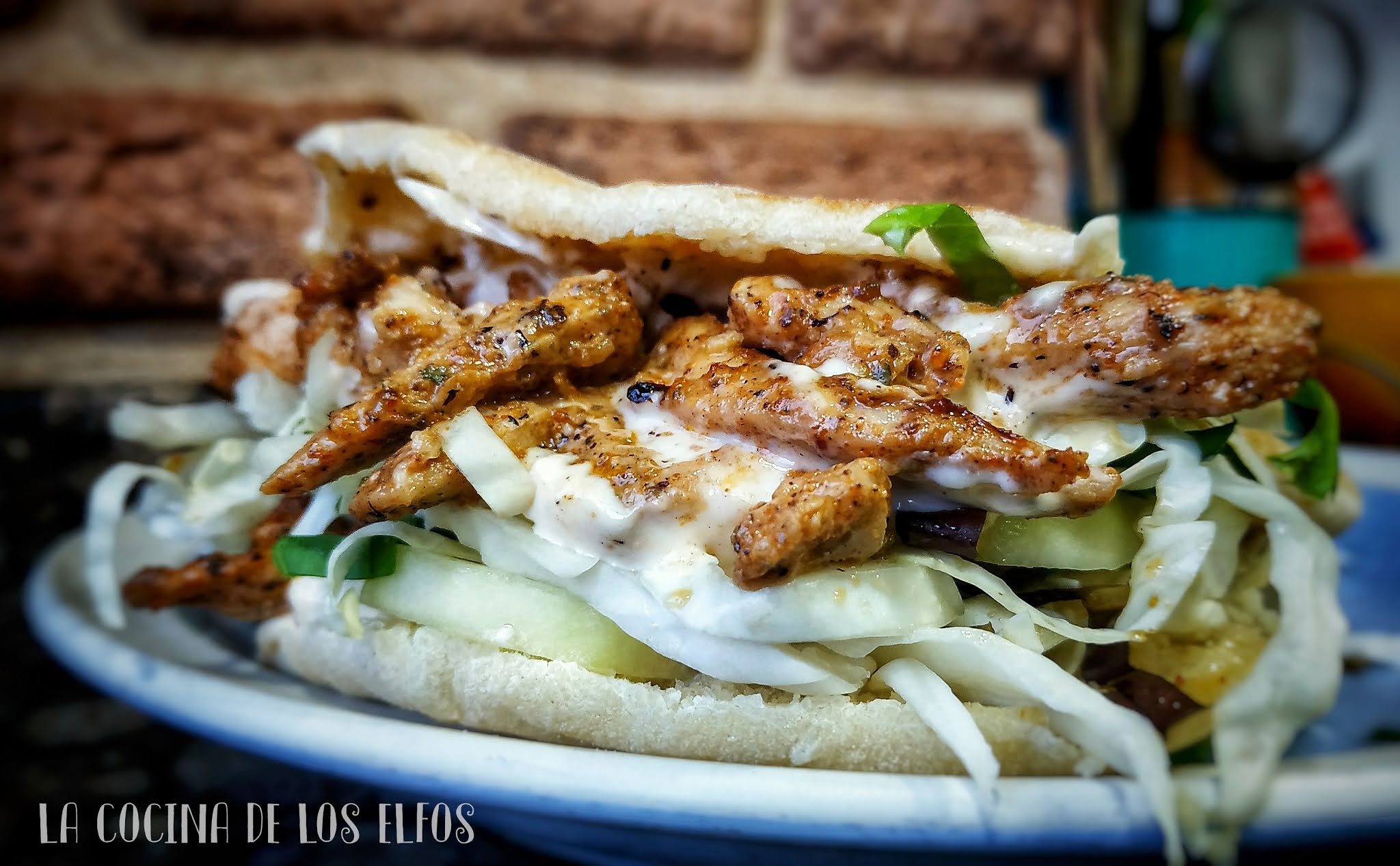 La Cocina de los Elfos Kebab Casero de Pollo Shawarma con Salsa Blanca de Yogur y Tahina