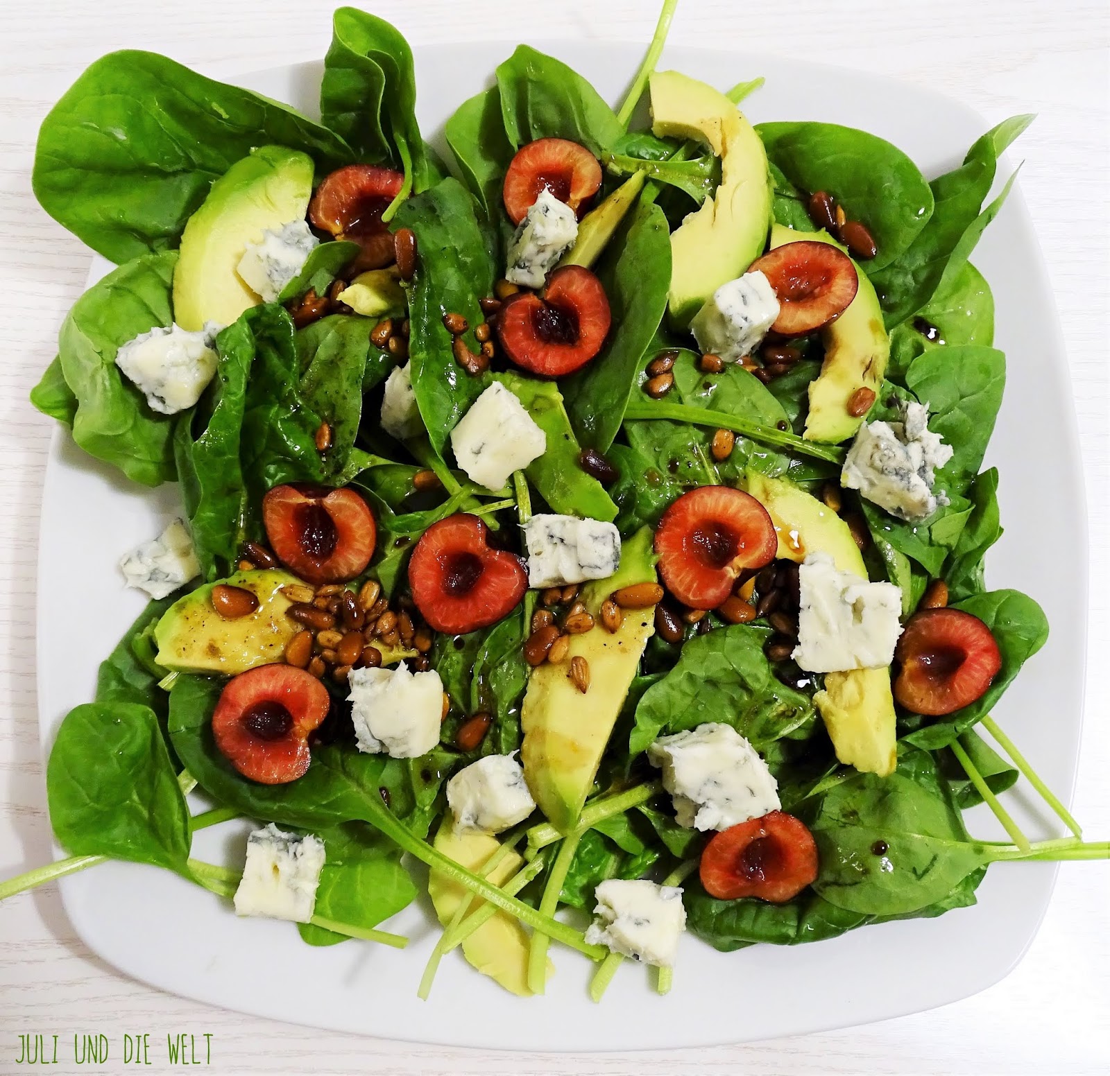 Spinatsalat mit Kirschen und Gorgonzola