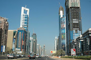 Dubai é um dos sete emirados e a cidade mais populosa dos Emirados Árabes . (dubai)