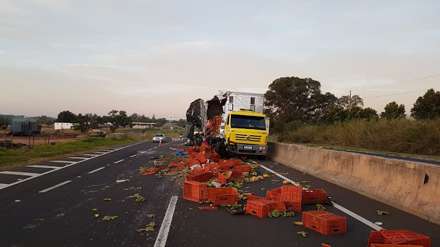 Carga de banana fica espalhada na SP-425 após acidente envolvendo dois caminhões Carga de banana fica espalhada na SP-425 após acidente envolvendo dois caminhões