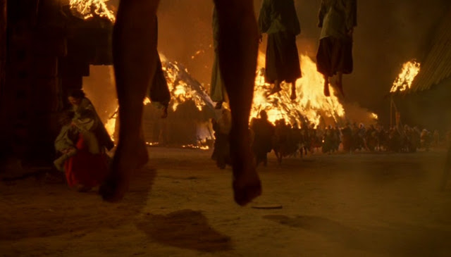 Село, подожжённое людьми Вишневецкого. Кадр из фильма Ежи Гофмана «Огнём и мечом»