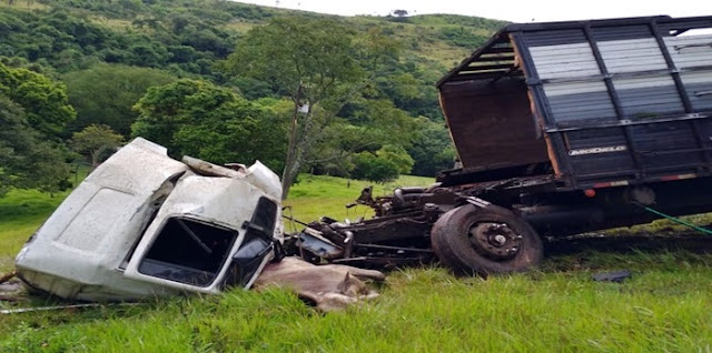 Marquinho: Caminhão fica destruído durante colisão na BR-158