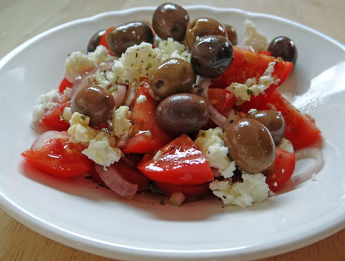 Tomatensalat mit Feta &amp; Oliven - feinschmeckerle foodblog stuttgart ...