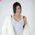 Kim Ha Yul – White Top And Jeans Foto 9