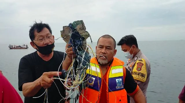 Pesawat Sriwijaya Air Jakarta-Pontianak Diduga Meledak di Kepulauan Seribu, Ini FOTO-FOTO Serpihannya