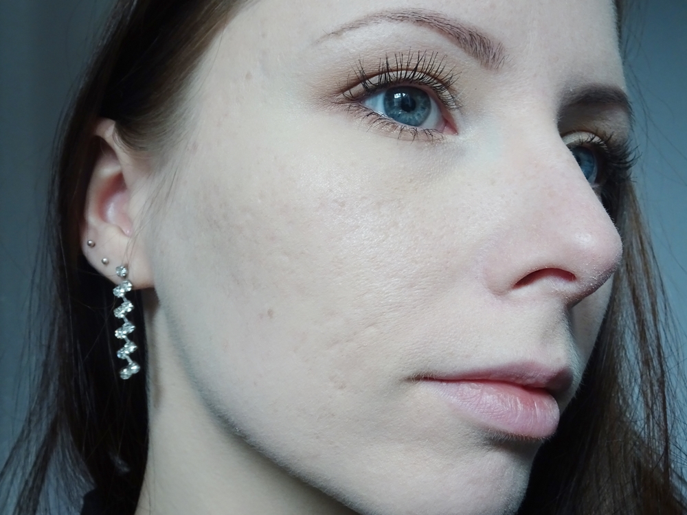 Lily Lolo jedwabny puder sypki Translucent Silk mika efekt na skórze