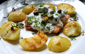 ziemniaki i łosoś z grilla i sos kaparowy