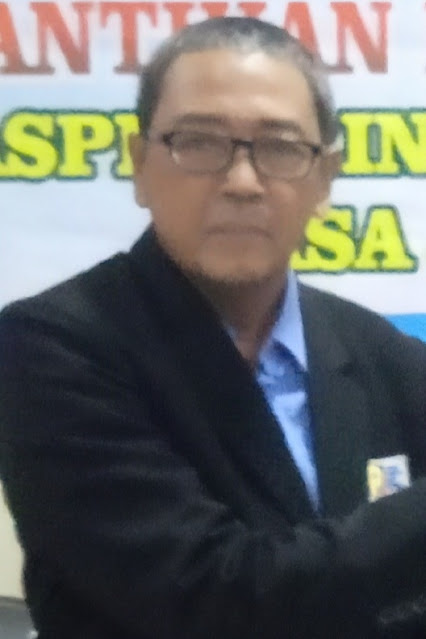 Artikel Hari Sumpah Pemuda oleh Ketua FKPRM Jatim Agung Santoso JEMPOL kita berikan penilaian bukan pujian kepada Kemenpora (Kementerian Pemuda dan Olahraga) atas tema Hari Sumpah Pemuda (HSP) ke-92 tahun 2020, yakni BERSATU DAN BANGKIT. Penilaian dengan isyarat jempol bisa berbagai sudut pandang yang berbeda tentang tema HSP, bisa jadi baik, bagus , hebat atau bahkan luar biasa jika tema itu di hubungkan dengan kondisi riil saat ini di Indonesia, adanya penolakan tentang omnibus law dan penanganan pandemi covid-19 yang masih berlangsung di tanah air. Perkumpulan FKPRM (Forum Komunikasi Pemimpin Redaksi Media) di Jawa Timur yang baru lahir 25 September 2020 yang bersifat independen dalam menyajikan karya jurnalistik tidak ada jejaring dengan Kemenpora apalagi kenal dengan pejabat kemenpora, termasuk Menporanya, Zainudin Amali. FKPRM memandang perlu membuat artikel dari sebuah tema HSP dari tahun ke tahun yang baru tahun ini di rasa pas dengan sikon di Indonesia. Kita sudah tahu bahwa SP (Sumpah Pemuda ) itu lahir 28 Oktober 1928, kita sudah biasa setiap tahun di seluruh Indonesia akan memperingati HSP dengan pernik-perniknya. Namun yang selalu kita pertanyakan sampai sejauh mana tema HSP berdampak pada perkembangan saat ini, jangan sekedar seremonial apalagi fokus menghabiskan anggaran agar terserap tanpa ada manfaat bagi semua elemen, khususnya pemuda. *BERSATU* Kembali fokus pada tema yang diangkat oleh Pemerintah dalam hal ini Kemenpora yakni BERSATU DAN BANGKIT. Penolakan omnibus law yang masih berlangsung saat ini di berbagai penjuru di tanah air disikapi oleh Kemenpora dengan BERSATU. Artinya penolakan dengan bentuk konkrit sebuah demo yang juga banyak dari unsur pemuda, di harapkan terus menjaga semangat persatuan, jangan sampai terpecah belah persatuan Menurut FKPRM bisa dimungkinkan adu pihak - pihak tertentu yang memanfaatkan situasi untuk adu domba. Bahkan yang lebih berbahaya mengumbar informasi bohong (hoax) dan foto- foto yang radikal dengan tujuan menaikkan suhu suasana yang kondusif menjadi gaduh bahkan menginginkan kacau balau. *BANGKIT* Kata BANGKIT, yang menjadi sambungan dari tema BERSATU DAN BANGKIT dari Kemenpora. FKPRM mengambil sikon di Indonesia yang hampir 7 bulan kita menghadapi pandemi covid-19. Saatnya mulai berubah untuk BANGKIT dari zona oranye menuju kuning, selanjutnya di pacu lagi dari zona kuning menuju zona hijau. Mulai bangkit untuk aktivita perekonomian, kebudayaan, sosial, pariwisata, pendidikan namun tetap memegang teguh protokol kesehatan. Agar roda kehidupan kembali berputar normal sedikit demi sedikit. Tidak ada rasa takut jberaktivitas, tidak rasa berkomunikasi , tidak ada rasa takut berinteraksi dengan siapapun juga. Bangkit dari keterpurukan, bangkit dari masalah lilitan ekonomi, bangkit dari rasa ketakutan yang berlebihan. (Jay)