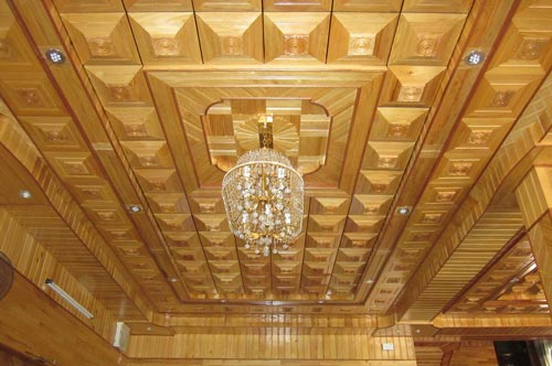 Trần gỗ phòng khách : Báo giá trần gỗ tự nhiên mới nhất hiện nay