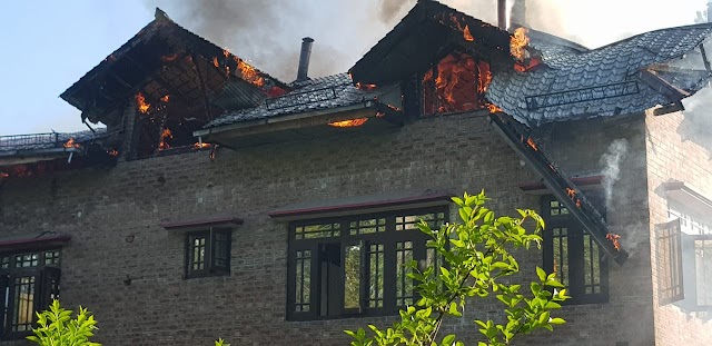 Breaking News Fire breaks out in the double-storey house 