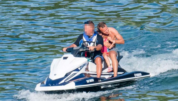 Emmanuel Macron Jet Ski PaSiDupes: Les vacances "discrètes" de Macron à Brégançon, sous les caméras