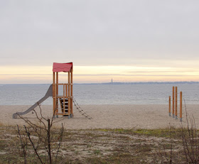 3 Spielplätze im Norden von Kiel mit Blick aufs Meer. Direkt am Strand stehen ebenfalls Spielgeräte für Kinder.