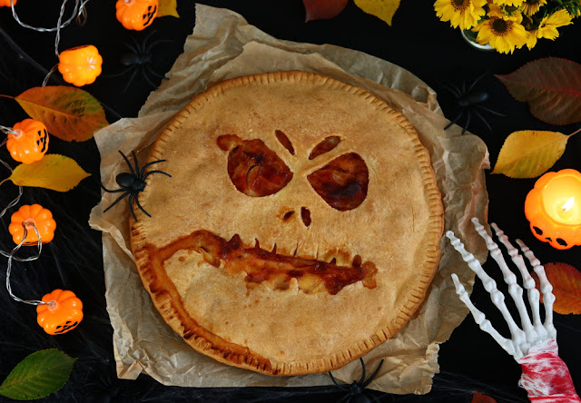 Мясной пирог с картофелем и сыром на Хэллоуин