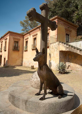 alt="monumento de perro sin pelo mexicano"