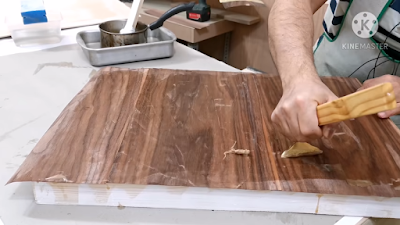 الضغط على سطح الخشب بإستخدام شاكوش اللصق