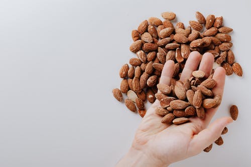 فوائد زيت اللوز الحلو الساحرة للبشرة التخلص من الهالات السوداء