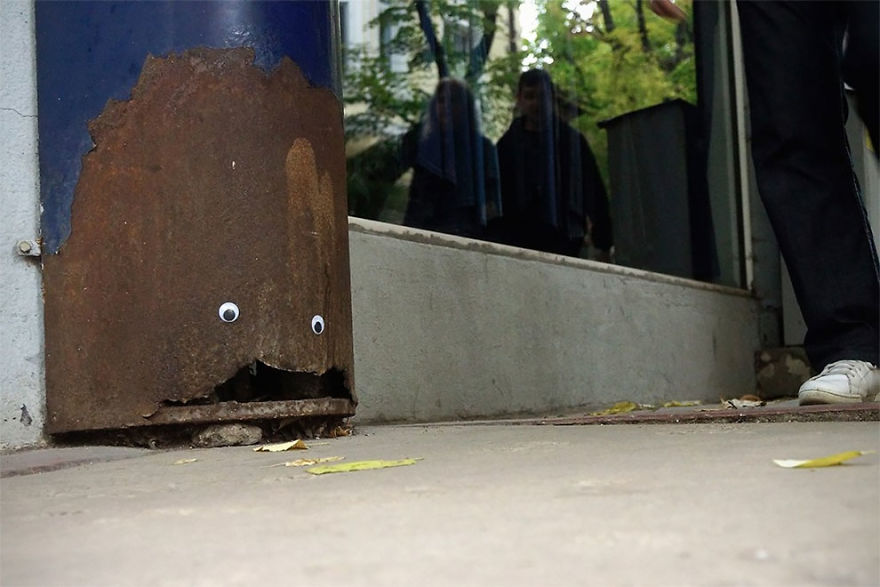 Guy Puts Googly Eyes On Broken Street Objects And The Result Is Hilarious