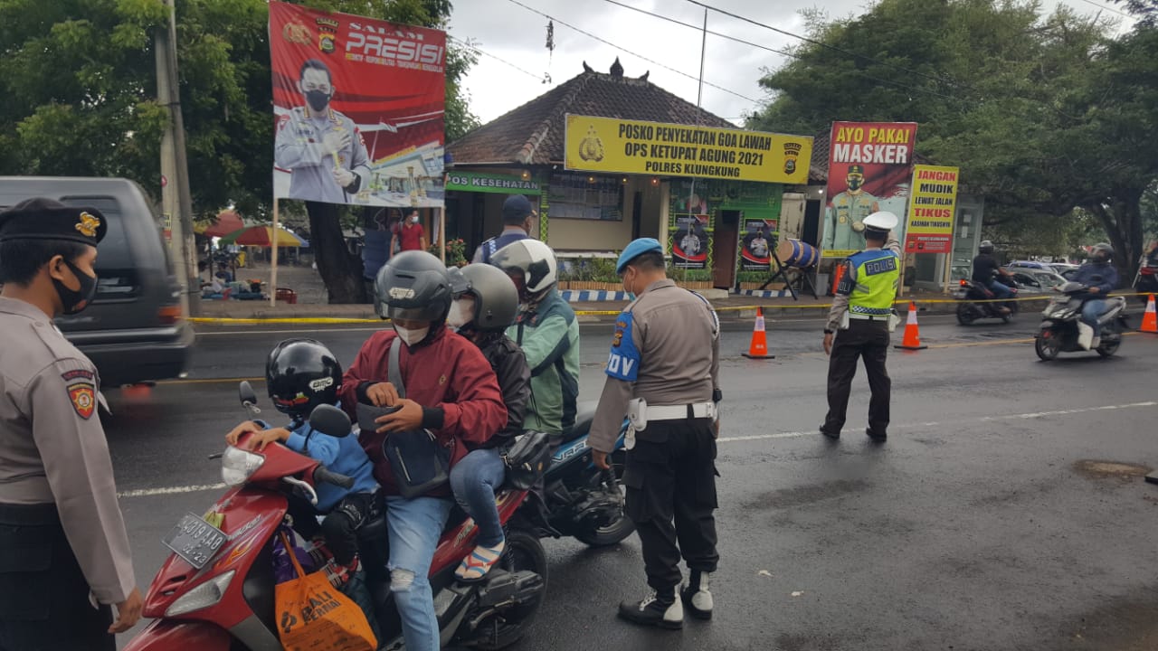 Personil Polres Klungkung Perketat Pemeriksaan di Pos Sekat Larangan Mudik