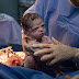 Cette petite fille a dévisagé les médecins après sa naissance et sa maman a dit qu’elle est « née pour être un mème »